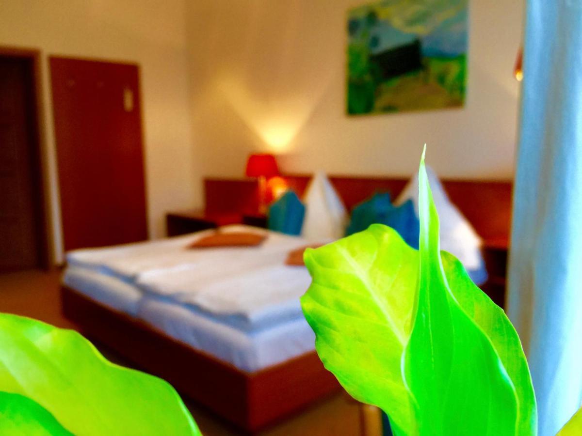 Zu Den Linden - Radebeul Pension Mit Restaurant Kültér fotó